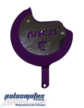 Cargar imagen en el visor de la galería, PROTECTOR TAPA CLUCTH AKT NKD 125 LUJO CON PLATINA DE ACERO